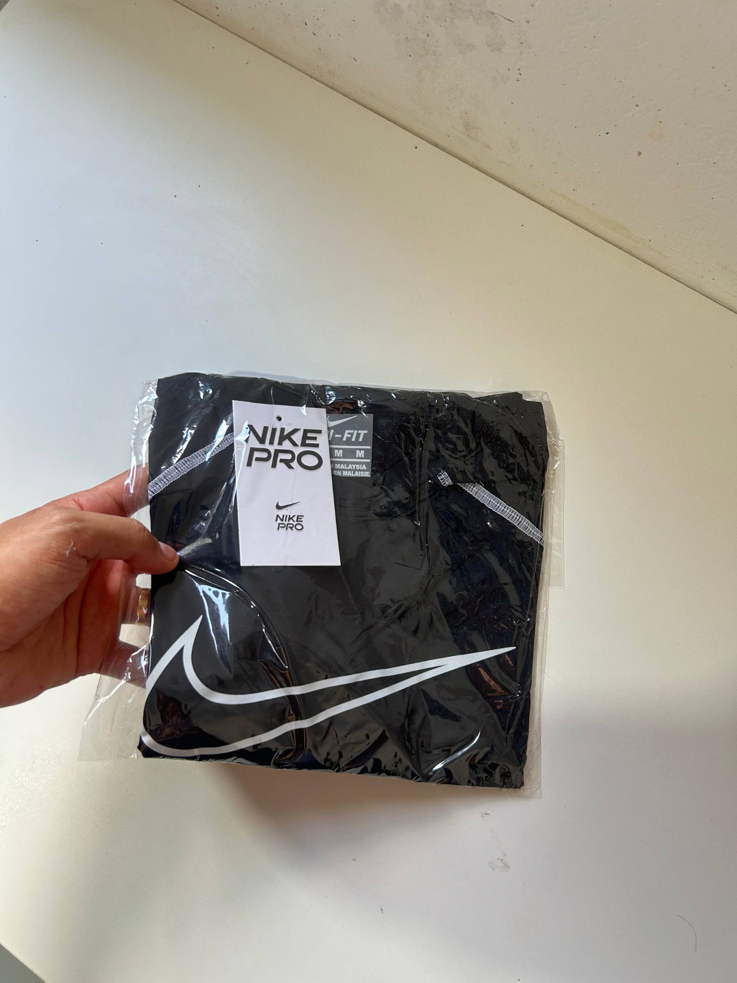 Camisa de compressão PK FITMAN embalada, segurada pelo cliente
