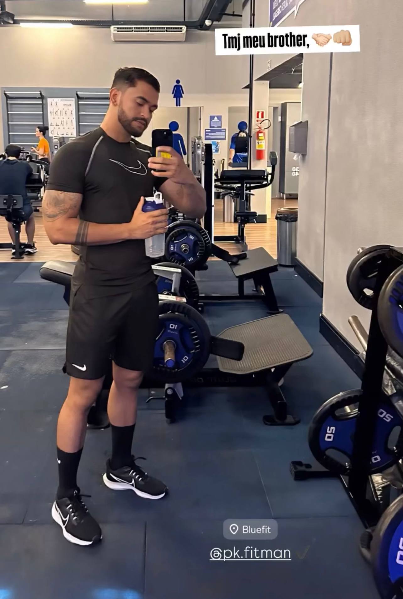 Cliente usando conjunto de treino preto em academia