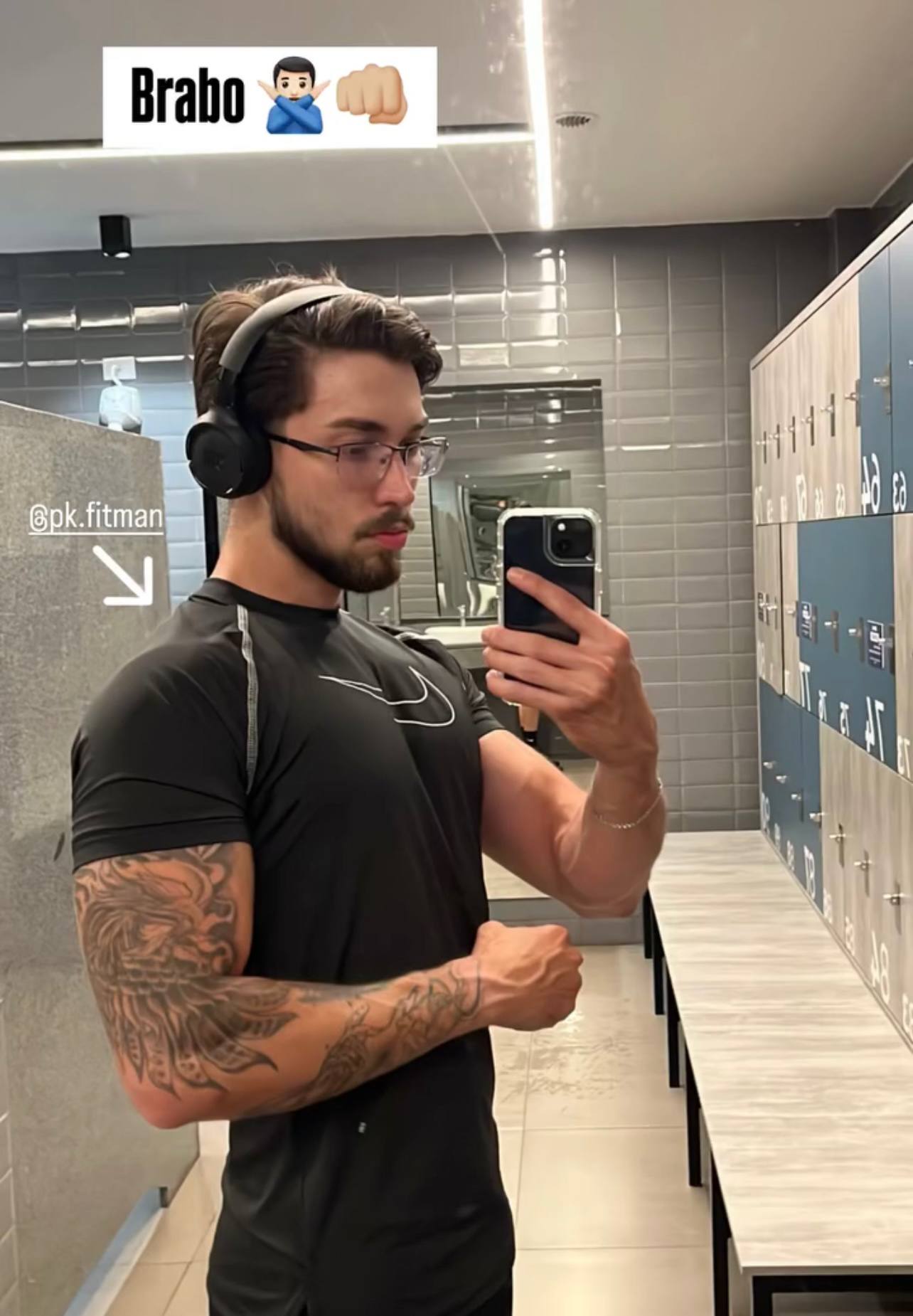 Cliente treinando com camisa de compressão preta na academia