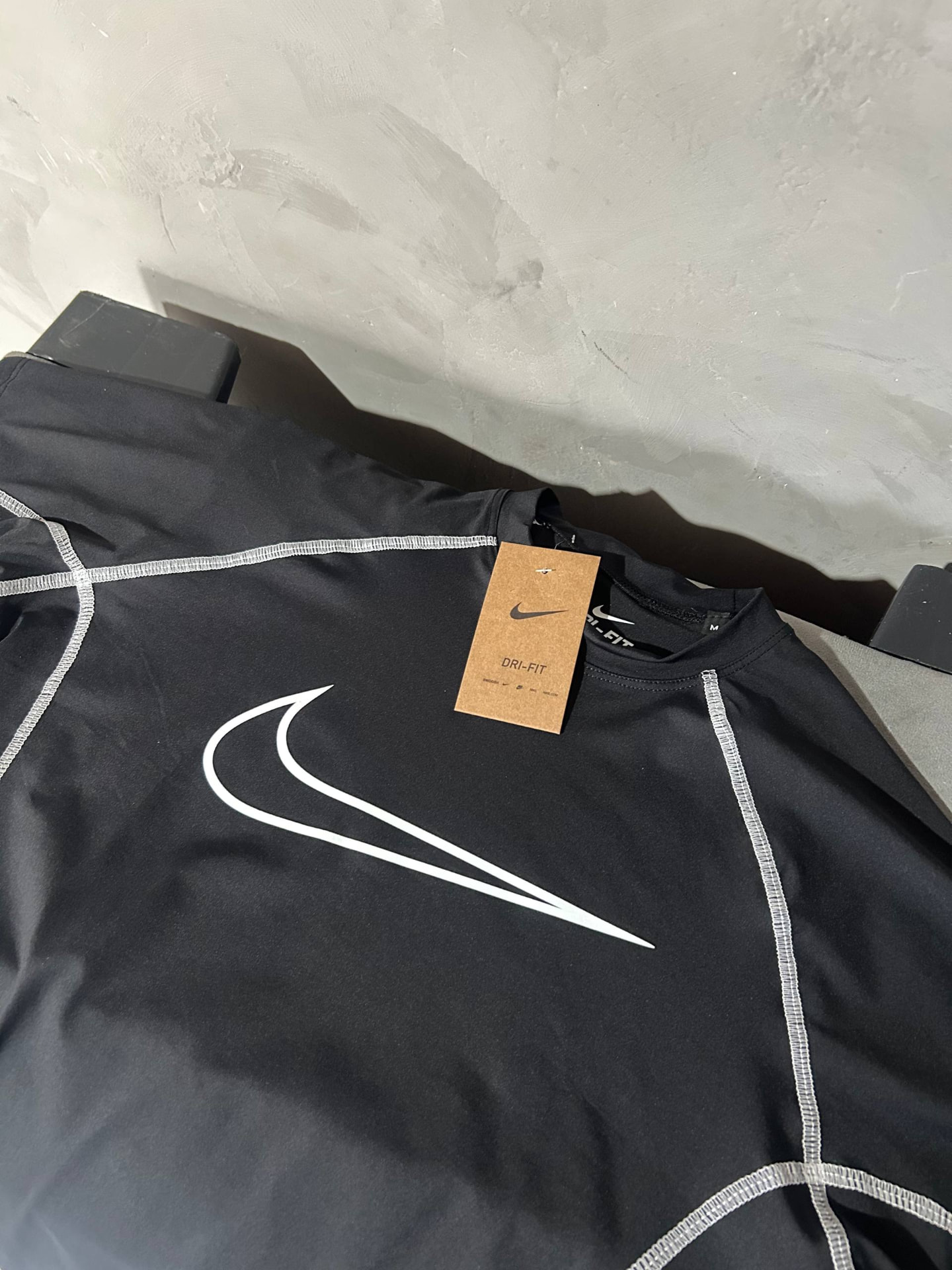Detalhe da camisa de compressão preta com costuras claras